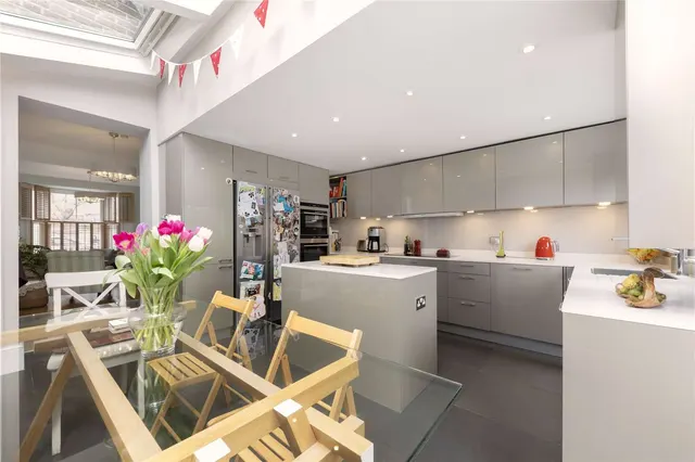 Photo 3 — Home Road, London, SW11 3EZ
