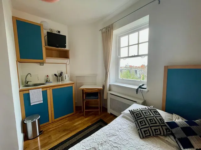 Fulham Palace Road, Hammersmith, W6, photo 2