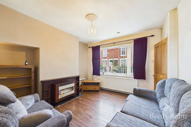Tom Shepley Street, Hyde, SK14, photo 3