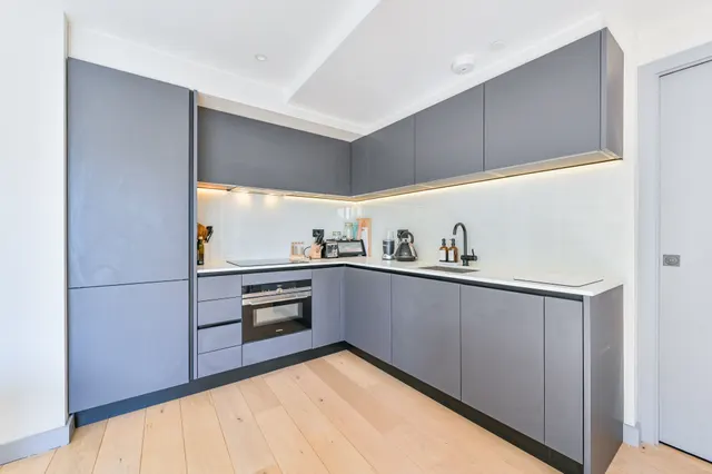 Photo 3 — Flat 5, 324 Harrow Road, London