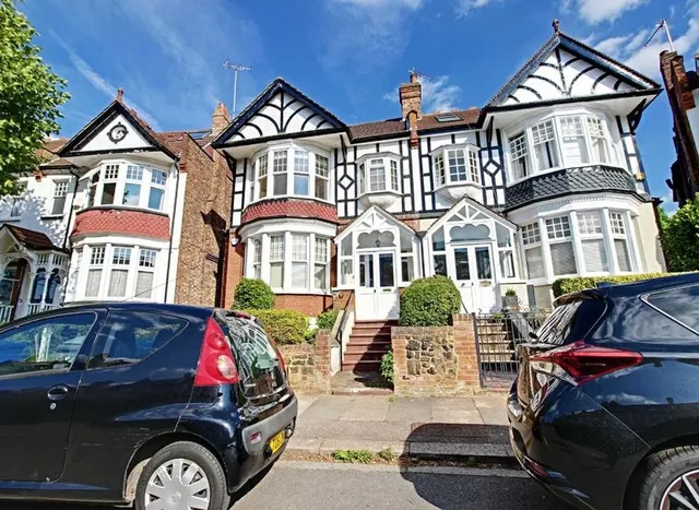 Photo 3 — Avondale Avenue, North Finchley, N12