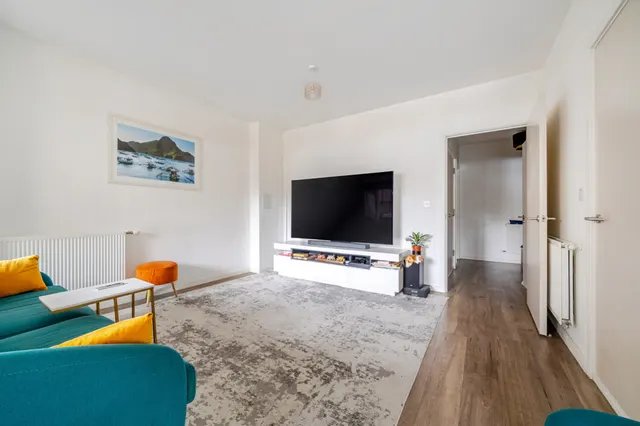 Photo 3 — 4 Hera Avenue, Barnet, EN5
