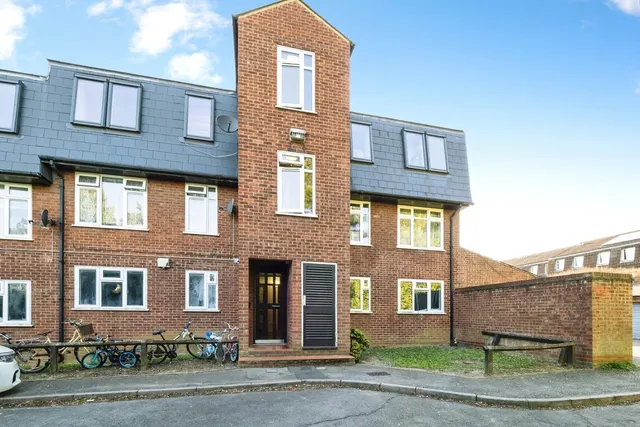 Limes Avenue, Chigwell, IG7, photo 1