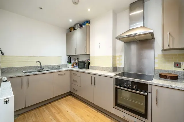 London Road, TW7, photo 2