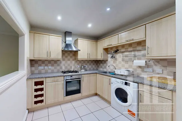 Horsham Road, Crawley, RH11, photo 3
