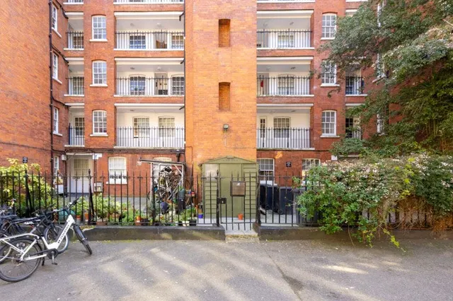 Tavistock Place, Knollys House, WC1H, photo 1