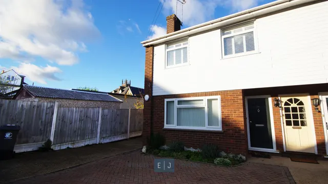 Westbury Lane, Buckhurst Hill, photo 1