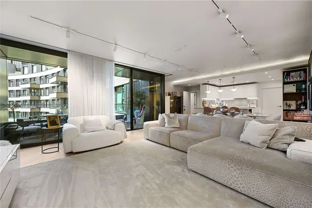 Wood Crescent, London, W12 7GJ, photo 1