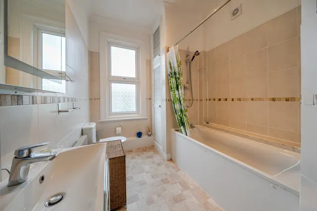 Photo 3 — Bedford Hill, Balham, London, SW12