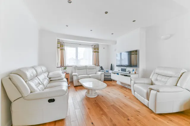 Photo 2 — 63 Chilmark Road, London