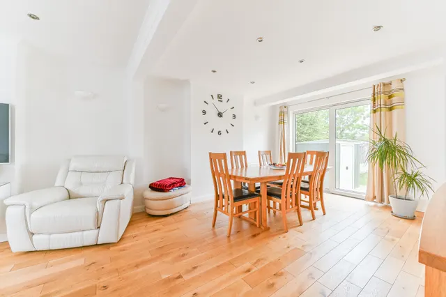 Photo 3 — 63 Chilmark Road, London