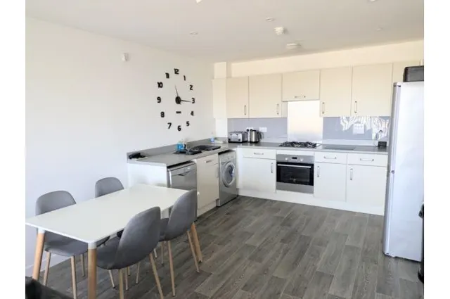 Photo 2 — 24 Starboard Crescent, Chatham