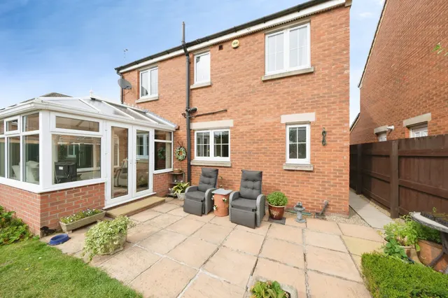 Photo 3 — Camborne Crescent, Retford