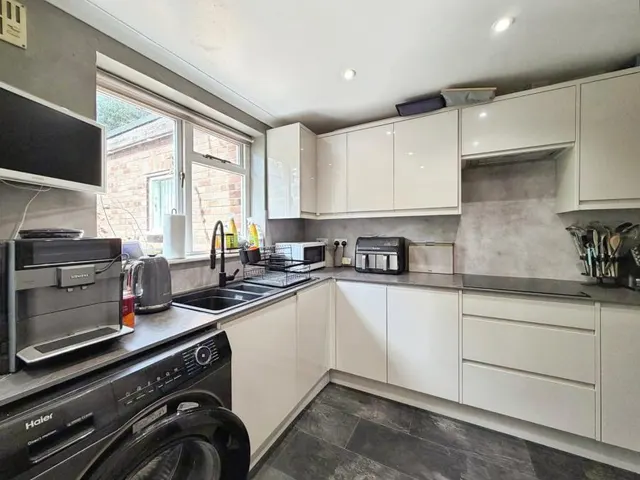 Manston Drive, Bracknell, RG12, photo 2
