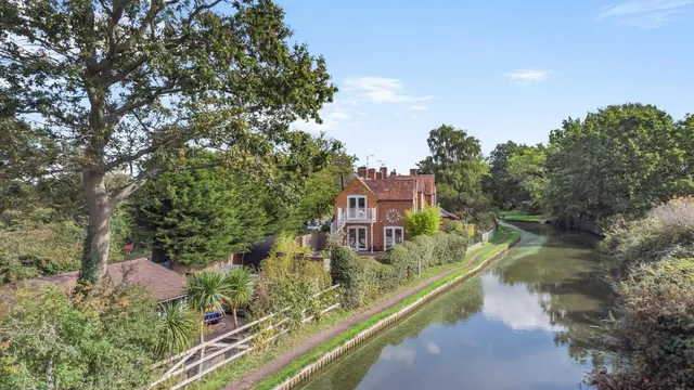 3 bedroom house, Old Warwick Road, Lapworth