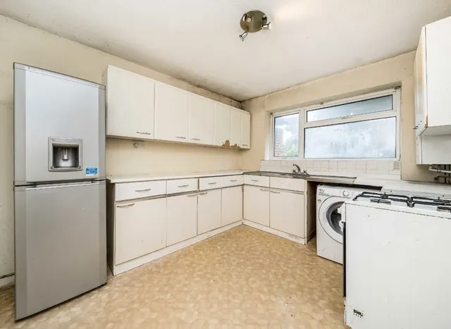 Photo 3 — Sterling Avenue, Edgware, HA8