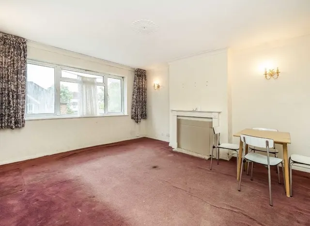 Photo 2 — Sterling Avenue, Edgware, HA8
