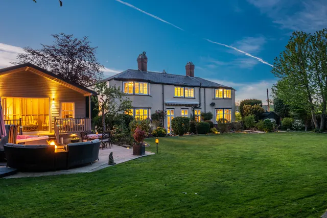 5 bedroom house — London Road, Bagshot, GU19