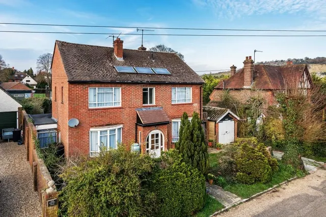 Croft Avenue, Dorking, RH4, photo 2