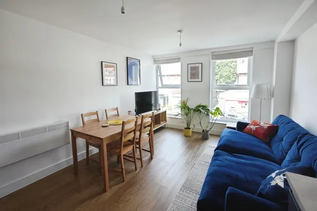 Palatine Road, M22, photo 1