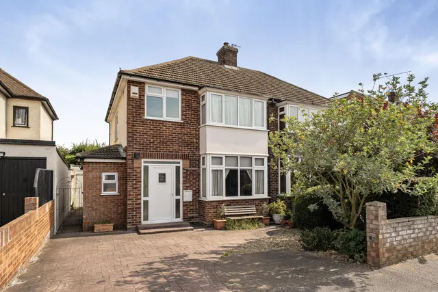 Wendover Drive, Bedford, photo 3