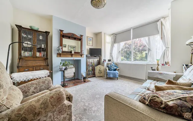 Photo 2 — Wendover Drive, Bedford