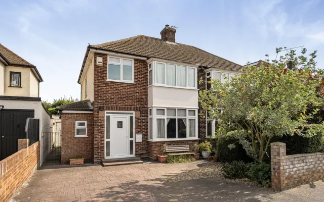 Photo 3 — Wendover Drive, Bedford