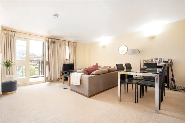 2 bedroom flat — River House, 16 Northfields, London, SW18