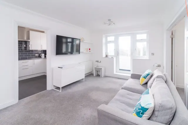 Eaton Court, Edgwareway, HA8, photo 3