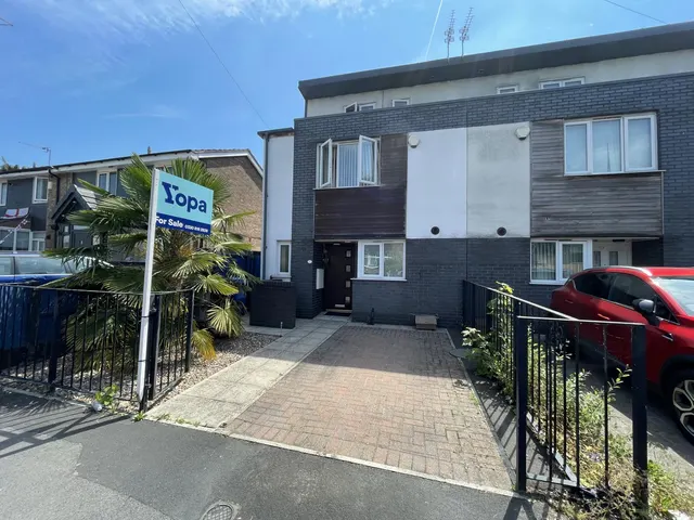 Epsom Avenue, Sale, M33, photo 1