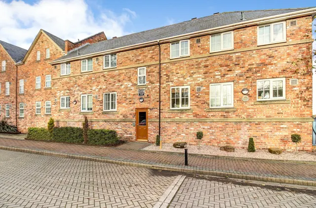 Chiltern Place, Raddle Wharf, CH65, photo 1