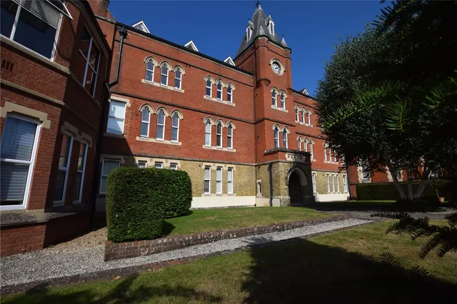 Farnborough Road, Farnborough, Hampshire, GU14 7JG, photo 1