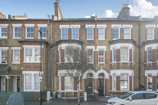 Photo 2 — Flat B, 24 Heyford Avenue, London, London, SW8 1ED