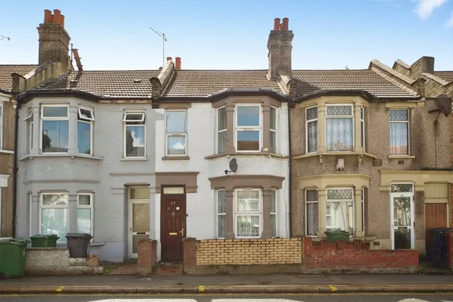 Chingford Road, Walthamstow, E17, photo 1