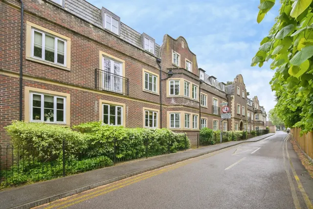 Photo 2 — Esdaile Lane, Hoddesdon