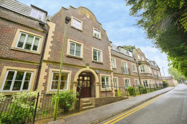 Photo 3 — Esdaile Lane, Hoddesdon
