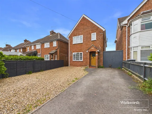 Photo 2 — Oaken Grove, Newbury, Berkshire, RG14