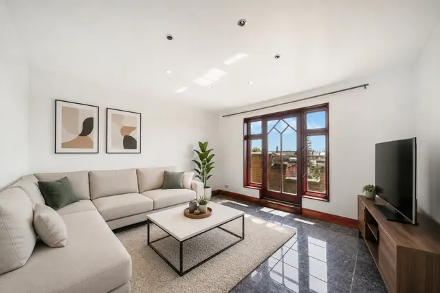 Photo 2 — 8 bed for sale in Warltersville Road, Archway, N19