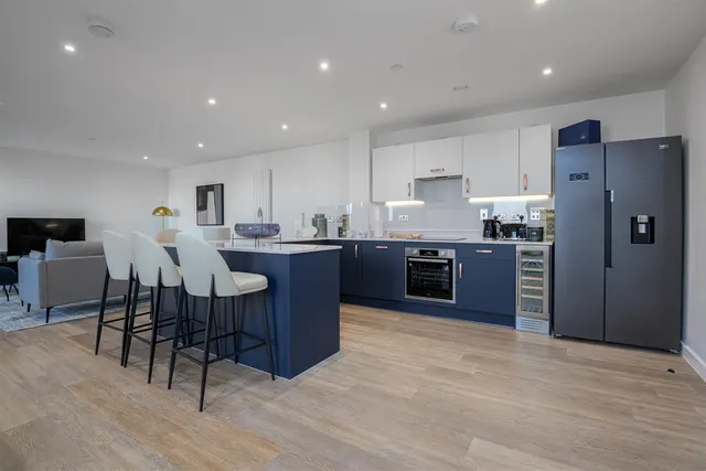 Station Avenue, Walton Court, KT12, photo 2