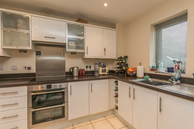 Photo 3 — Lanadron Close, Isleworth, TW7