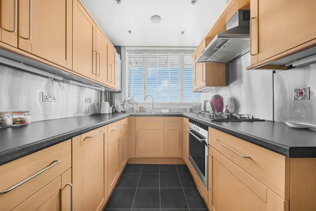 Wellington Close, Walton On Thames, KT12, photo 2