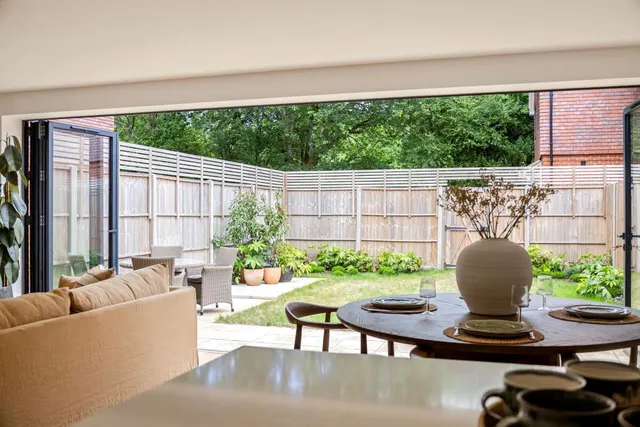 Hind Gardens, Hindhead, GU26, photo 2
