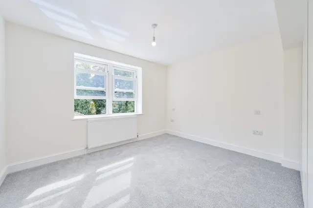 Photo 3 — Flat 2, 60 Gloucester Drive, London