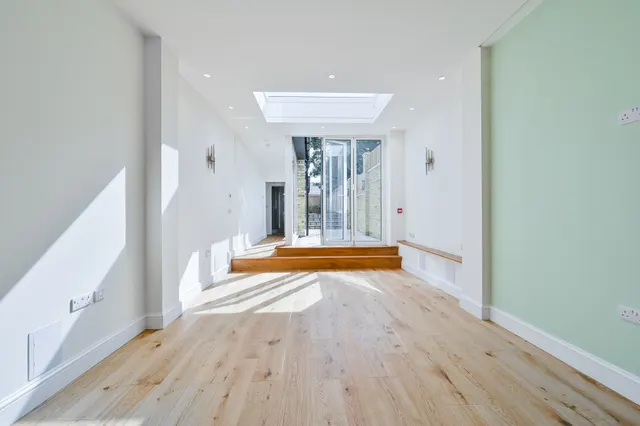 Photo 2 — Flat 2, 60 Gloucester Drive, London