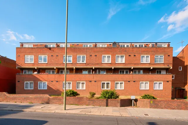 Flat 30 Thornbury, Prince of Wales Close, London, photo 1