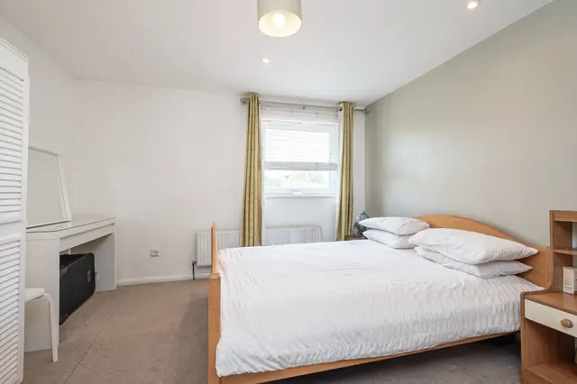Photo 2 — Flat 30 Thornbury, Prince of Wales Close, London