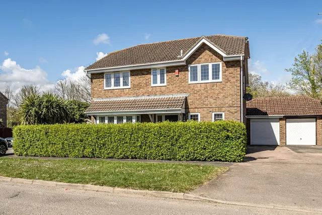 Silver Birch Drive, Middleton-On-Sea, PO22, photo 1