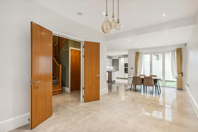 Pembridge Road, London, W11, photo 3