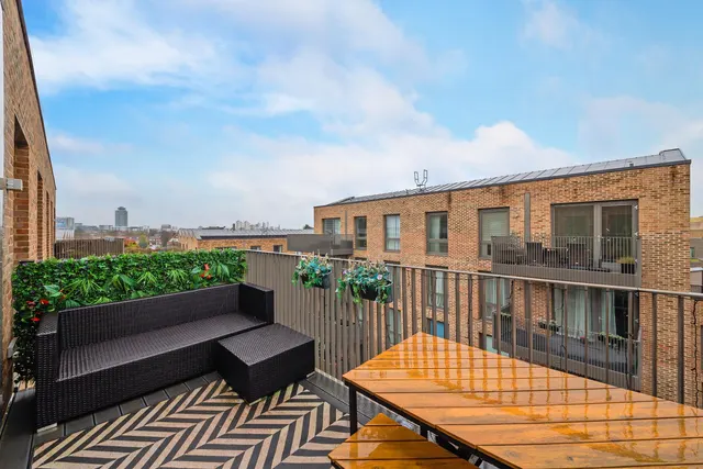 Paddlers Avenue, TW8, photo 2
