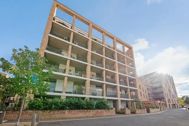 Paddlers Avenue, TW8, photo 1